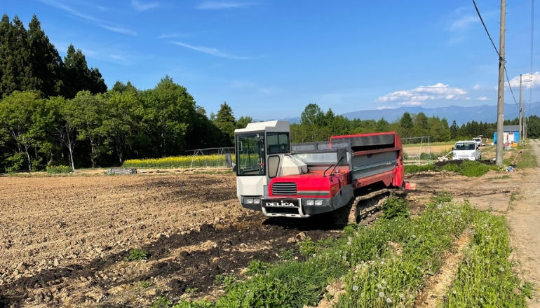 堆肥散布機、大型トラクターで農作業を支援。
